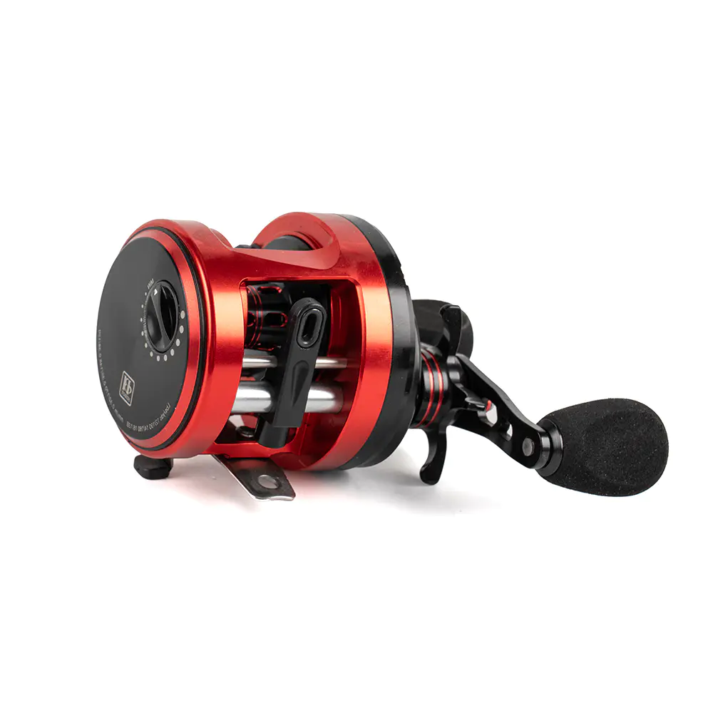 How does the position and design of the handle on a baitcasting reel affect the angler's comfort and control?